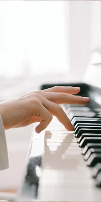  "La vie, c'est comme un piano. Il y a du blanc, du noir et il faut jouer avec les deux pour avoir une belle mélodie." Inspirée de Rania Bouziane 
